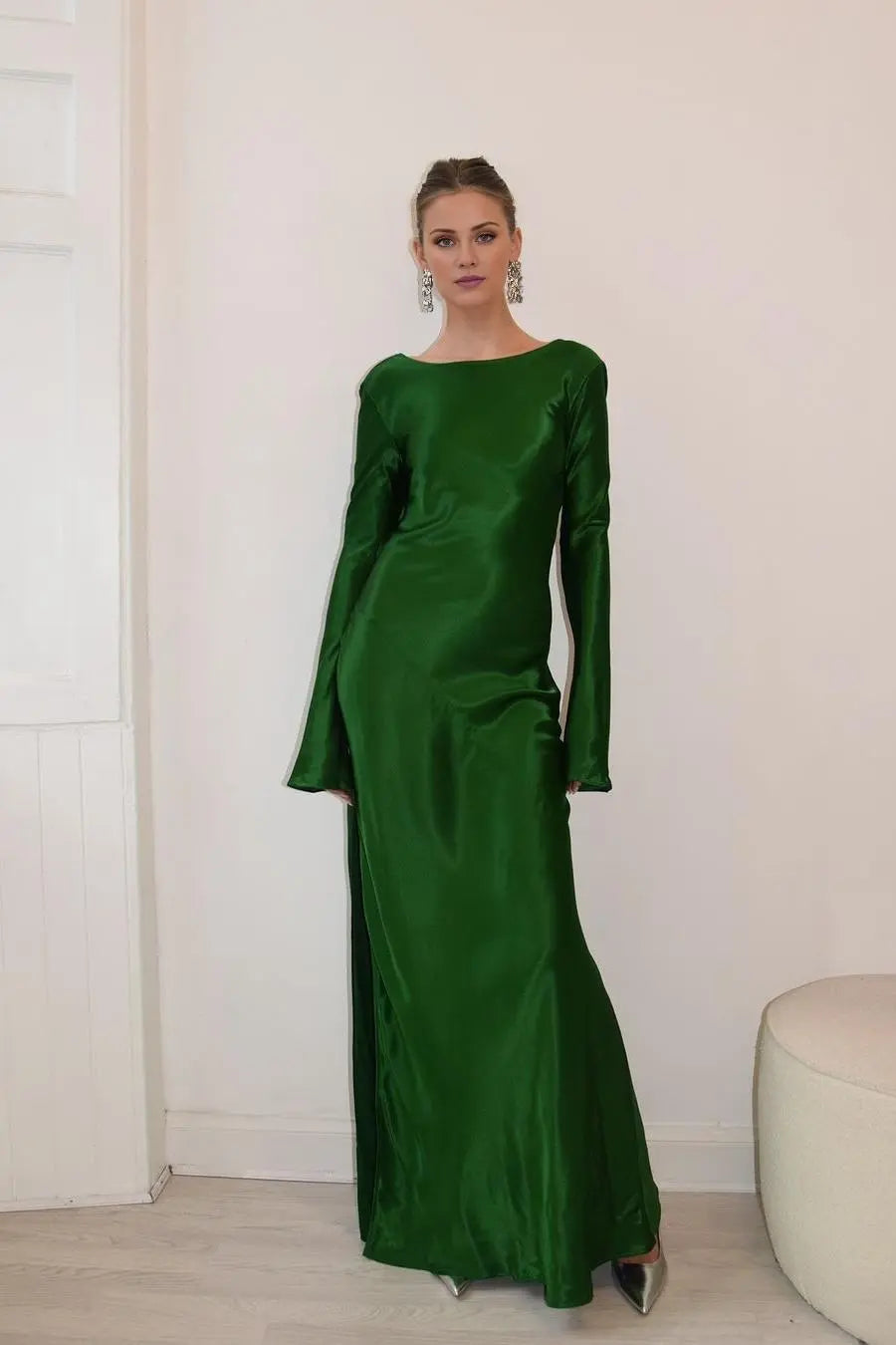 Vestido largo Weitese de satén verde oscuro con escote joya, mangas largas, espalda descubierta y abertura para fiesta de graduación.